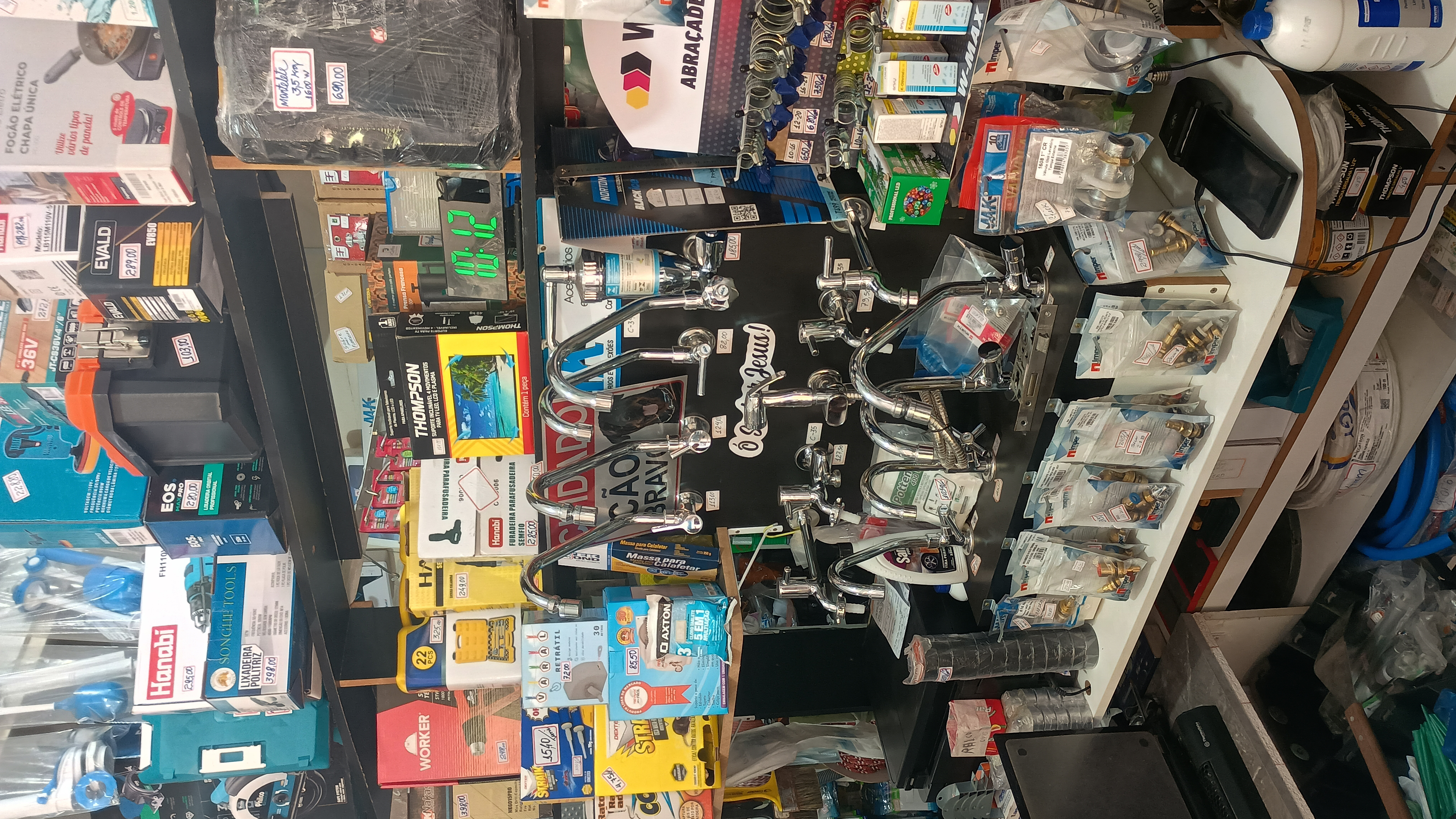 Produtos variados na loja Mão na Roda Sabará